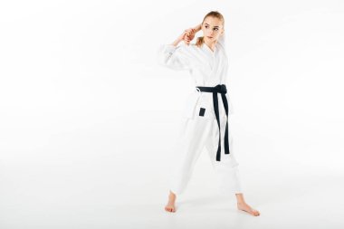 uzanan eller üzerinde beyaz izole kadın karate avcı