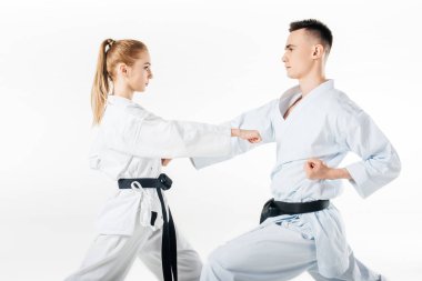 karate savaşçıları beyaz izole kimono içinde egzersiz yan görünüm