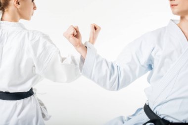 karate savaşçıların blok üzerinde beyaz izole elleri ile gösterilen kırpılmış görüntü