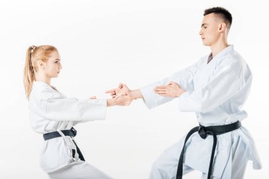karate savaşçıları beyaz izole teşkil ayakta