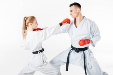Sportif insanlar karate kimono ve eldiven üzerinde beyaz izole mücadele