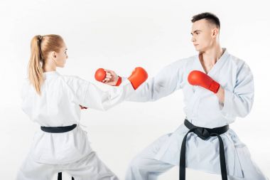 beyaz izole kadın ve erkek karate savaşçıları siyah bantlar eğitim ile