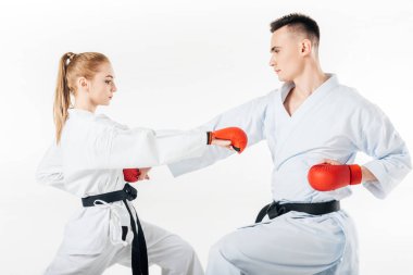 kimono ve üzerinde beyaz izole kırmızı eldiven eğitim karate savaşçıları yan görünüm