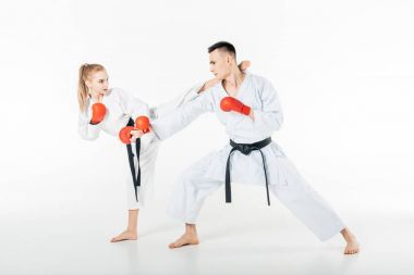 beyaz izole kırmızı eldivenli eğitim genç karate savaşçıları