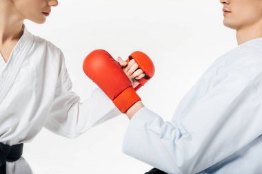 beyaz izole eldivenler ile dokunarak karate savaşçıların kırpılmış görüntü
