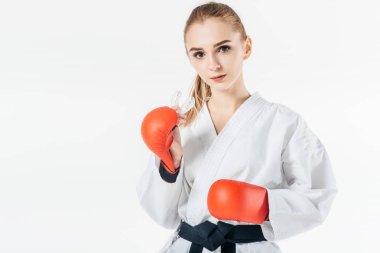 kadın karate savaşçı dişlik ve üzerinde beyaz izole eldivenler ile kameraya bakıyor