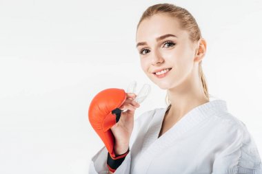 beyaz izole dişlik tutan gülümseyen kadın karate avcı