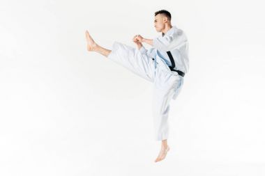erkek karate avcı eğitim üzerinde beyaz izole yan görünüm