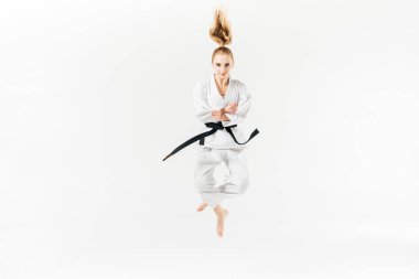 kadın karate savaşçı izole üzerinde beyaz atlama