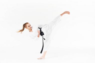 siyah üzerine beyaz izole tekme gerçekleştirme kemer ile kadın karate avcı