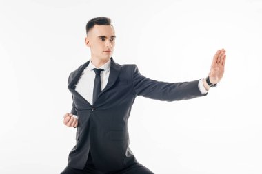 beyaz izole takım elbiseli pozisyonda duran erkek karate avcı