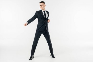 iş üzerinde beyaz izole karate pozisyonda ayakta takım elbiseli adamı