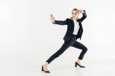 işkadını beyaz izole karate pozisyonda ayakta takım elbiseli