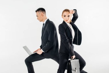 iş laptop ve çanta üzerinde beyaz izole takım elbiseli adamları