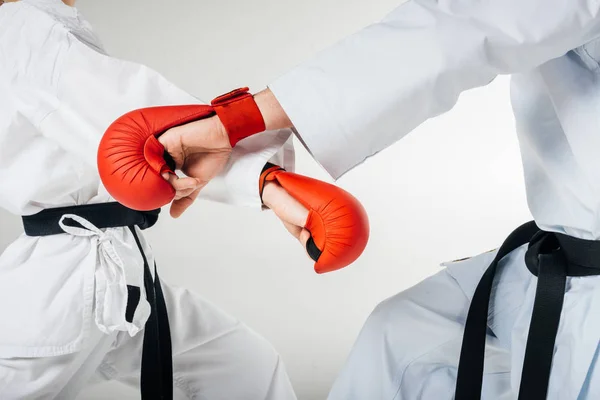 Imagen Recortada Combatientes Karate Entrenando Guantes Aislados Blanco —  Fotos de Stock