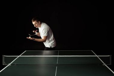 Tenis raket ve top elinde siyah izole Tenis masasında duran tenis oyuncusu