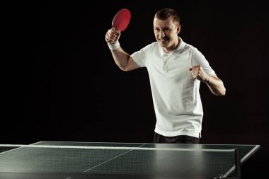 siyah izole oyun sırasında tenis raketi ile mutlu tenisçi portresi