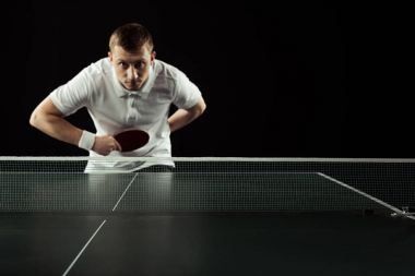 Masa Tenisi siyah izole çalmaya genç tenisçi seçici odak