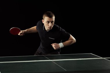 Masa Tenisi siyah izole çalmaya konsantre tenis oyuncusu