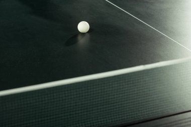 Beyaz tenis topu görünümü Tenis tablo kadar kapatın