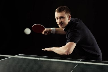 tek tip oyun Masa Tenisi siyah izole içinde gülümseyen tenis oyuncusu