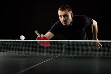 seçici odak tek tip oyun Masa Tenisi siyah izole içinde odaklanmış tenisçi