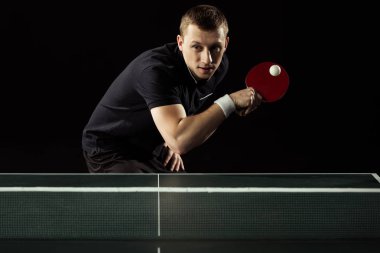 Masa Tenisi siyah izole çalmaya odaklı tenis oyuncusu