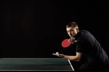 Genç Masa Tenisi oyuncu raket ve top elinde siyah izole ile yan görünüm