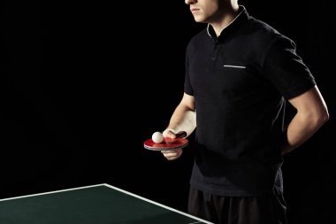 Tenis topu raket üzerinde elinde tutan tenisçi kısmi görünümünü siyah izole