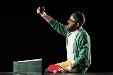 selfie siyah izole Tenis tablo Smartphone'da alarak gülümseyen tenis oyuncusu