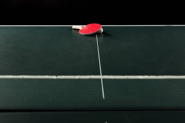 Tenis raket ve top siyah izole Tenis tablo görünümünü kapat