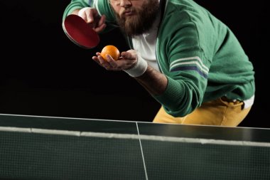 tenisçi elinde siyah izole mandarin ve tenis raketi ile kısmi görünümü