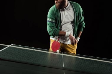 tenisçi raket ayakta siyah izole Tenis masasında ile kısmi görünümü
