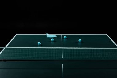 Tenis tablo üzerinde siyah izole mavi Tenis raket ve topları görünümü kadar kapatın
