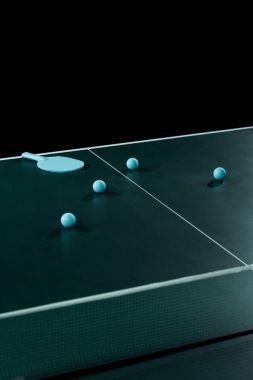Tenis tablo üzerinde siyah izole mavi Tenis raket ve topları görünümü kadar kapatın