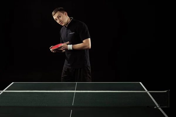 Retrato Jugador Tenis Uniforme Con Raqueta Pie Mesa Tenis Aislado — Foto de stock gratuita