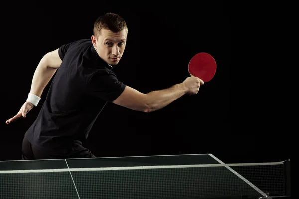 网球运动员的肖像在制服打乒乓球在黑被隔绝了 — 图库照片