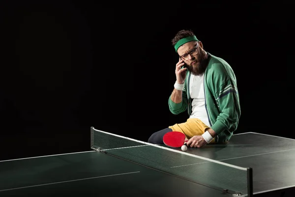 Jogador Tênis Falando Smartphone Enquanto Sentado Mesa Tênis Isolado Preto — Fotografia de Stock Grátis