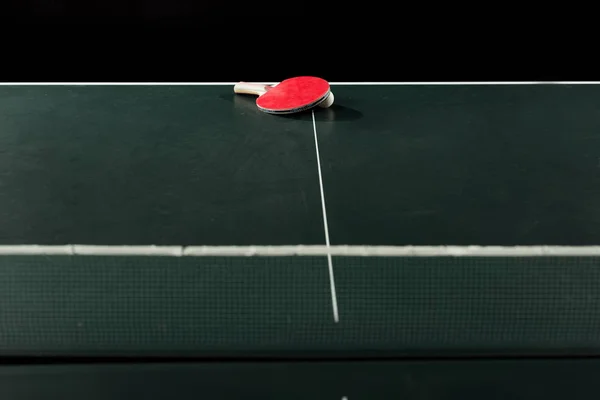 从黑色的乒乓球桌上看网球拍和球的特写 — 图库照片