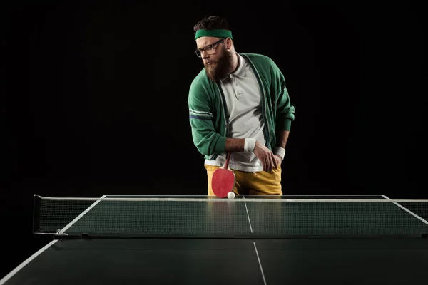 Bärtiger Tennisspieler Lehnt Schläger Auf Tischtennisplatte Isoliert Auf Schwarz — kostenloses Stockfoto