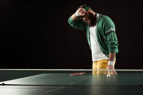 Fáradt Tenisz Játékos Ügyes Pingpongasztal Elszigetelt Fekete — Stock Fotó