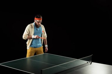 siyah izole Tenis pratik sakallı tenis oyuncusu