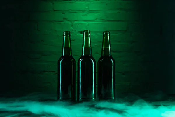 Három Zöld Sörösüvegeket Nyissa Meg Füst Zöld Fény — Stock Fotó