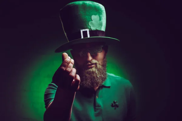 Bearded Young Man Green Irish Hat Funny Eyeglasses Gesturing Camera — Stock Photo, Image