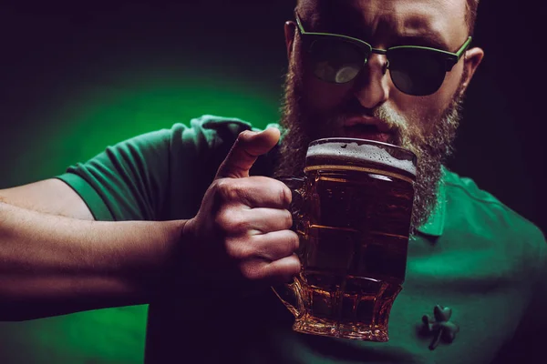 Bebaarde Man Zonnebrillen Groen Poloshirt Bier Drinken — Stockfoto