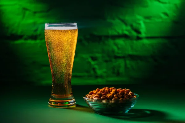 Vista Cerca Del Vidrio Con Cerveza Fría Fresca Cacahuetes Salados —  Fotos de Stock