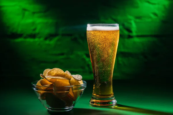 Vista Close Vidro Com Cerveja Fria Fresca Batatas Fritas Tigela — Fotografia de Stock