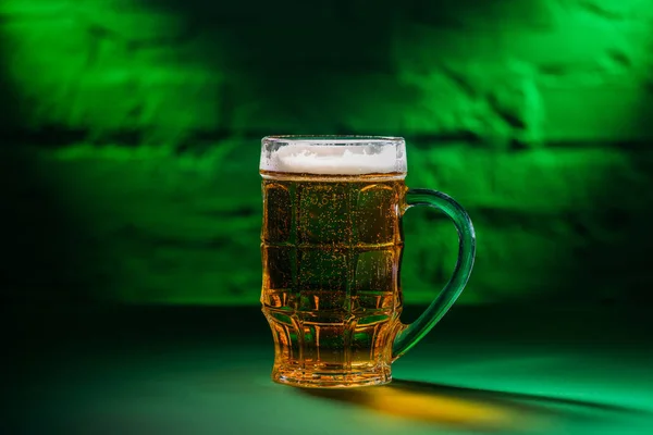 Крупним Планом Вид Холодного Пива Склі Зеленому Світлі — Безкоштовне стокове фото