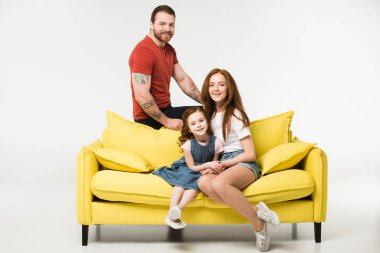 Mutlu aile oturma üzerine beyaz izole kanepede