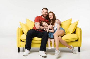 Mutlu aile oturma üzerine beyaz izole kanepede
